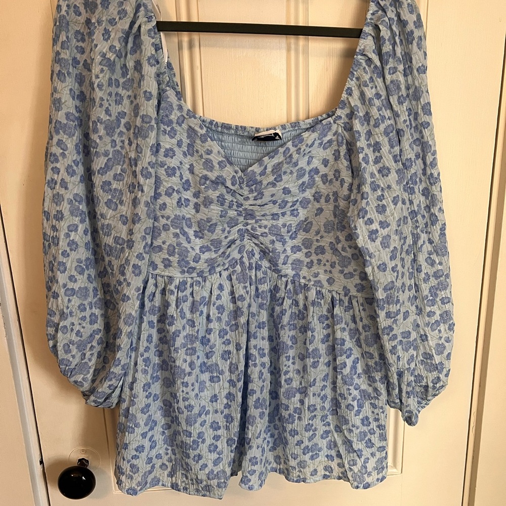 Arula blue floral balloon sleeve top